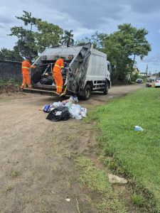 Mutirão normaliza coleta de lixo em Caraguatatuba após colapso no serviço