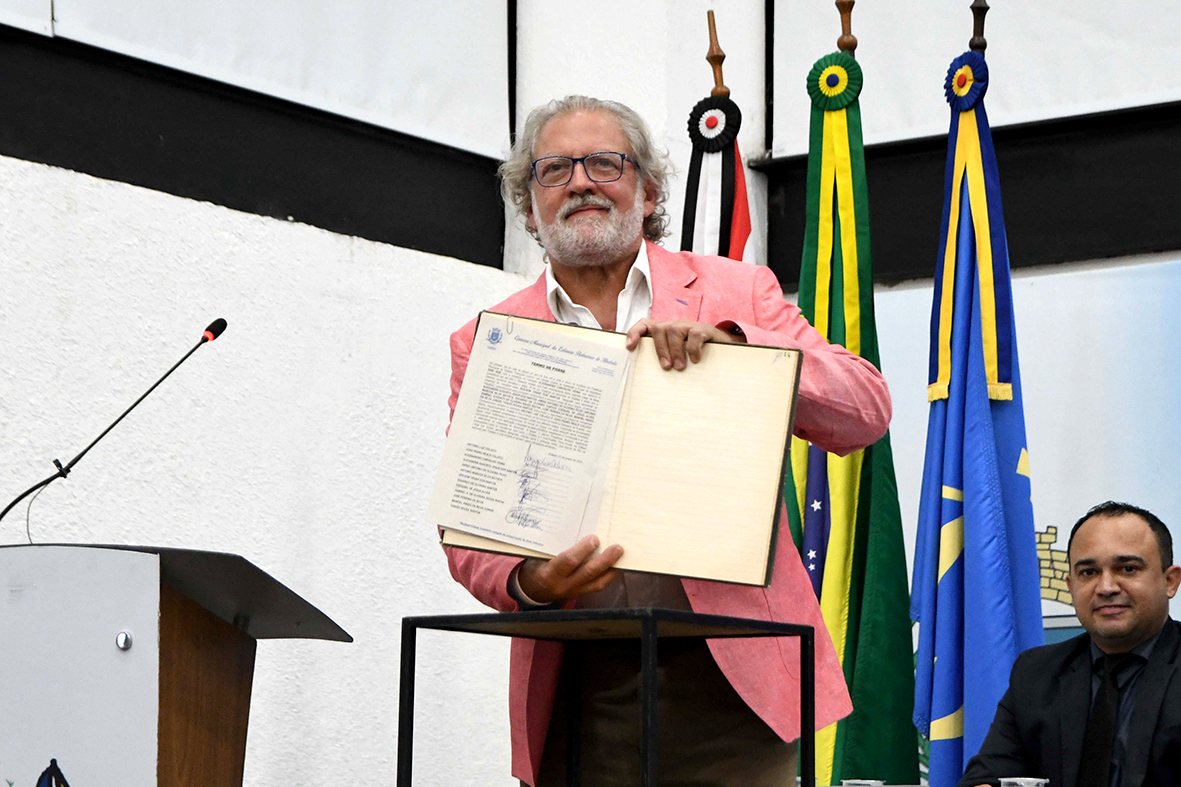 Toninho Colucci toma posse como prefeito de Ilhabela pela quarta vez