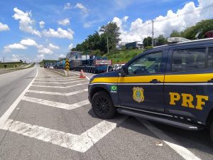 PRF realiza escolta de carga excedente na Via Dutra neste sábado