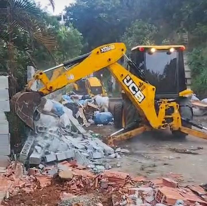 Prefeitura derruba muro irregular em área de preservação no Banhado