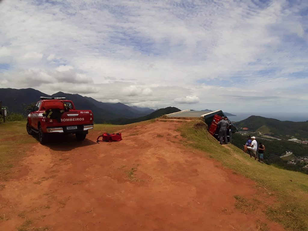 Queda de parapente em Caraguá deixa homem ferido, que é resgatado pelos Bombeiros