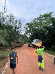 SP-50 registra perigos após chuva intensa e exige atenção dos motoristas