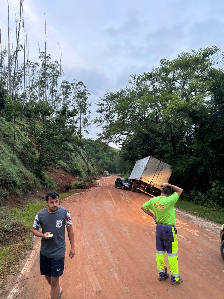 SP-50 registra perigos após chuva intensa e exige atenção dos motoristas