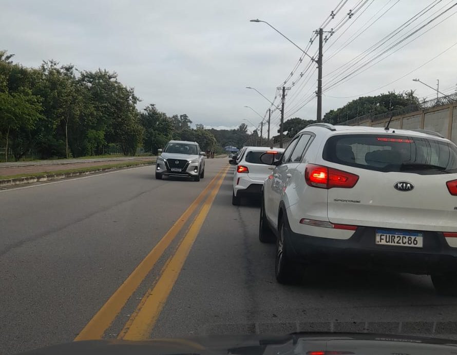 Trânsito no Via Oeste gera reclamações e prefeitura corrige semáforo