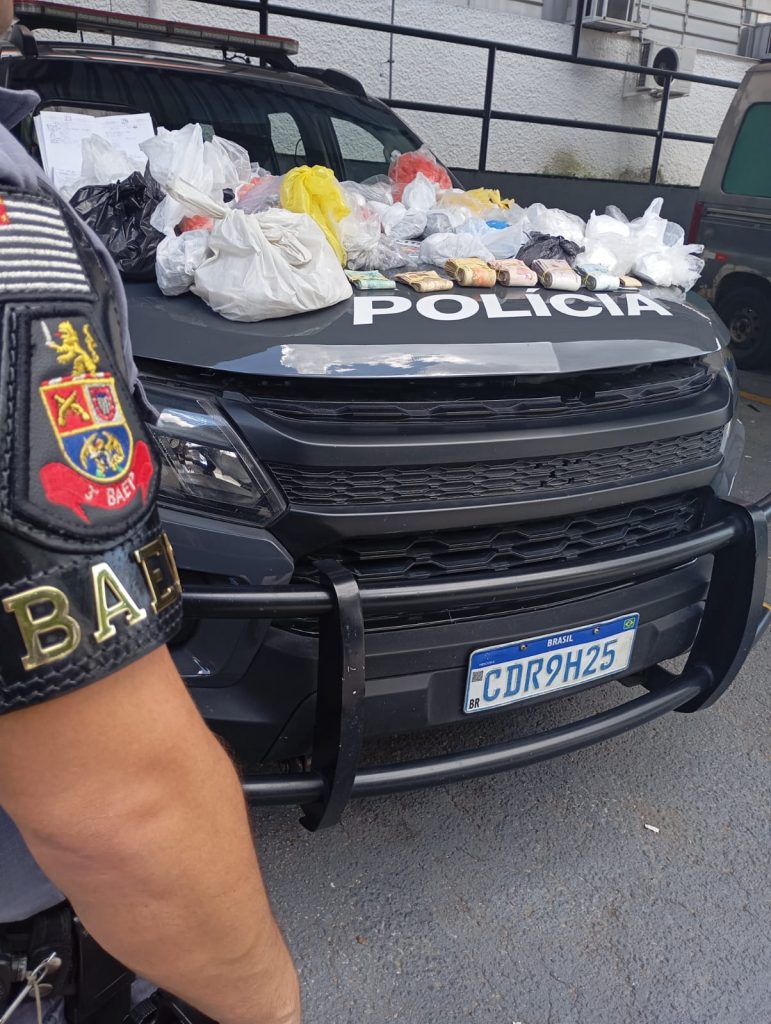 Trio de traficantes é preso com 8 kg de drogas no São Judas