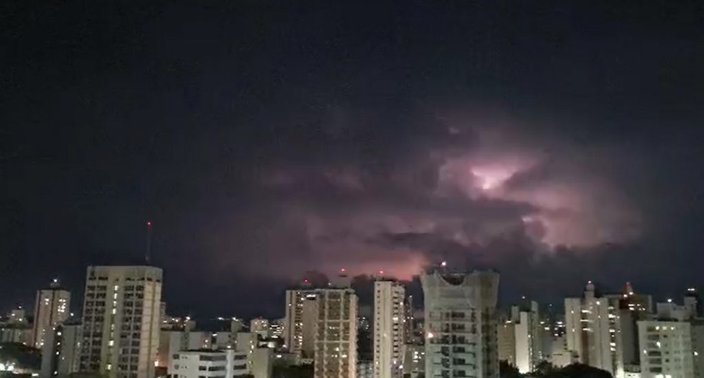 Vídeo registra 94 raios em 2 minutos em São José dos Campos