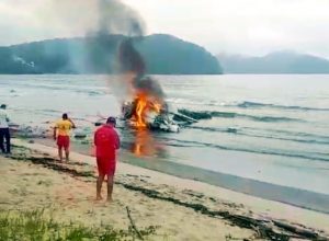 Avião cai na praia em Ubatuba