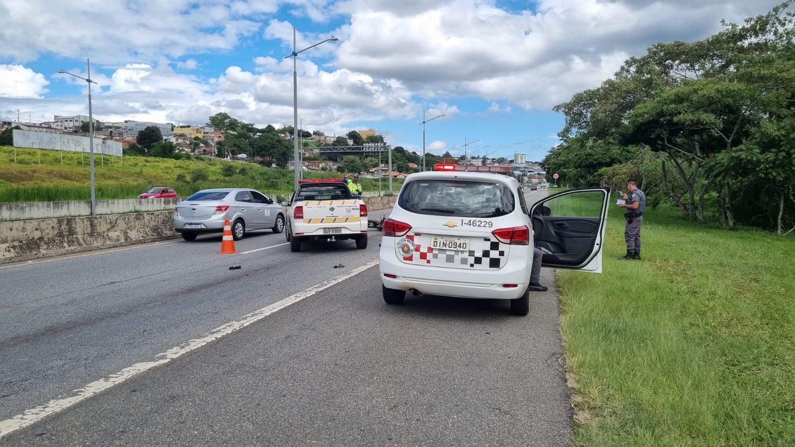 Motociclista tem mal súbito e cai na avenida Mário Covas