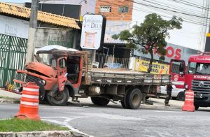 Caminhão colide com poste na avenida Tancredo Neves em São José