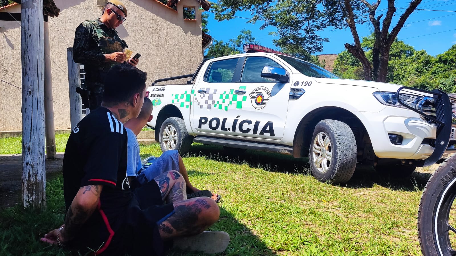 Dupla é autuada por transportar aves silvestres em Guaratinguetá