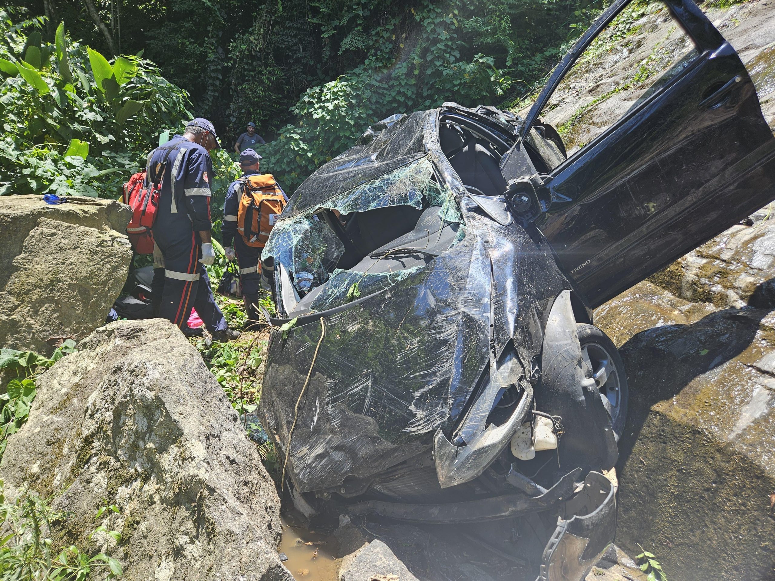 Veículo cai em ribanceira e mobiliza resgate em Ilhabela