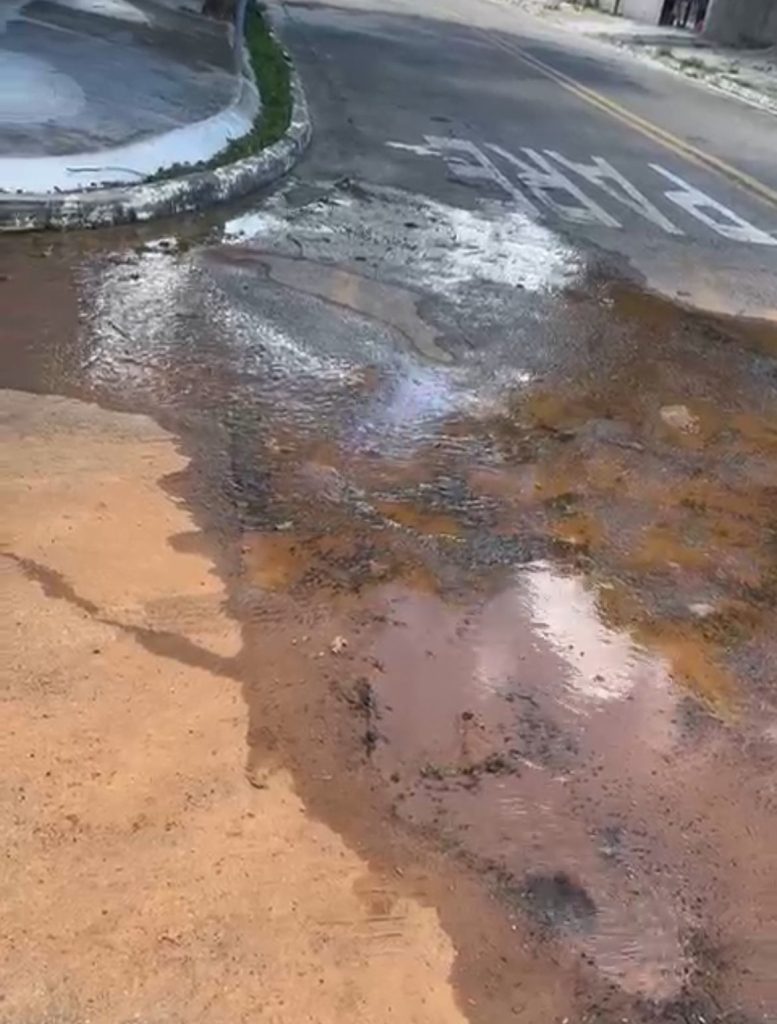 Moradores do bairro Jardim Madureira sofrem com vazamento de água nas ruas