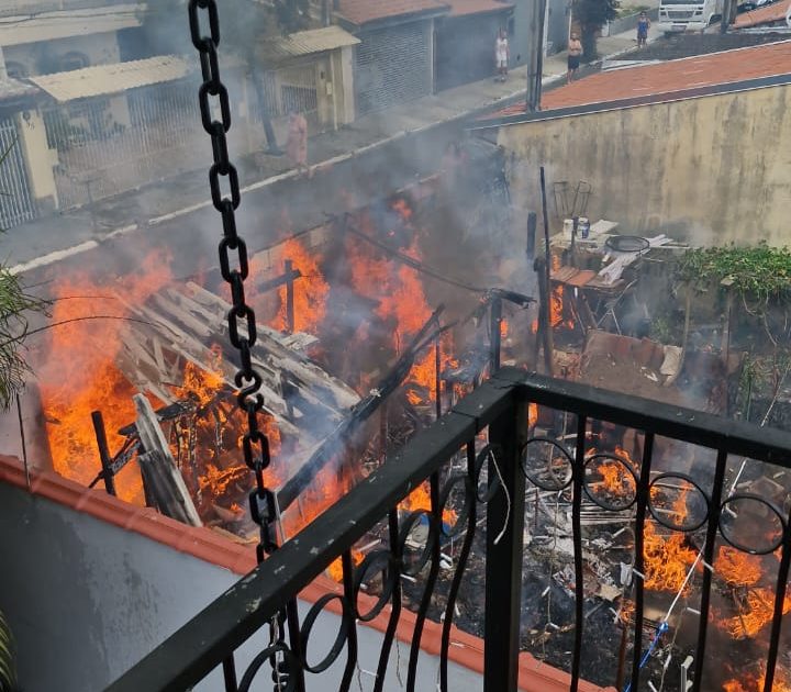 Incêndio em barraco de madeira mobiliza bombeiros no Jardim das Indústrias