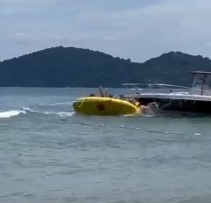 Banana Boat colide em embarcação na praia da Enseada Ubatuba