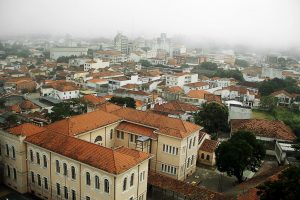 Dois homens desmaiam durante limpeza de caixa d´agua em Guaratinguetá