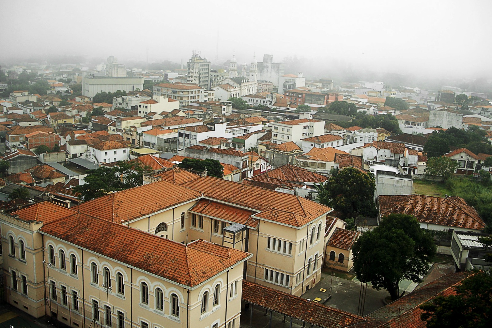 Dois homens desmaiam durante limpeza de caixa d´agua em Guaratinguetá  