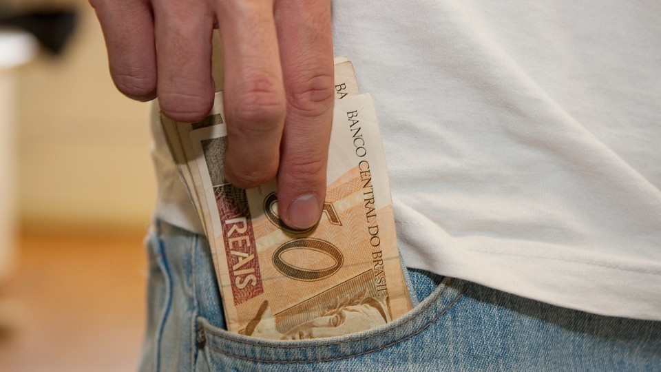 Reforma tributária institui cashback de impostos para baixa renda