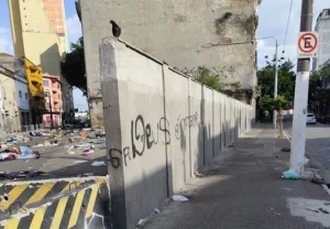 Prefeitura de São Paulo constrói muro na Cracolândia e alega maior segurança