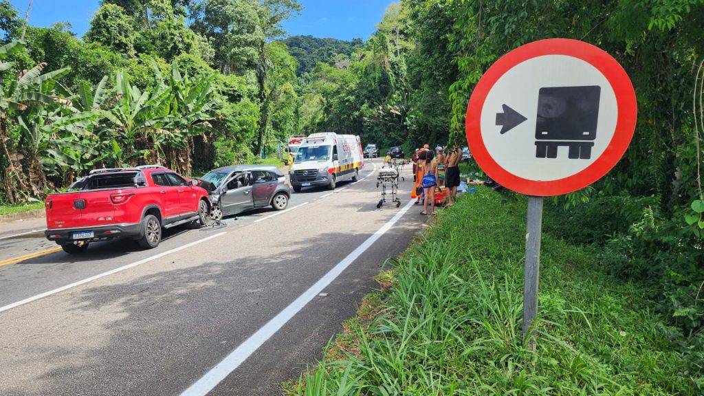 Grave acidente em Ubatuba deixa dois idosos mortos e uma ferida
