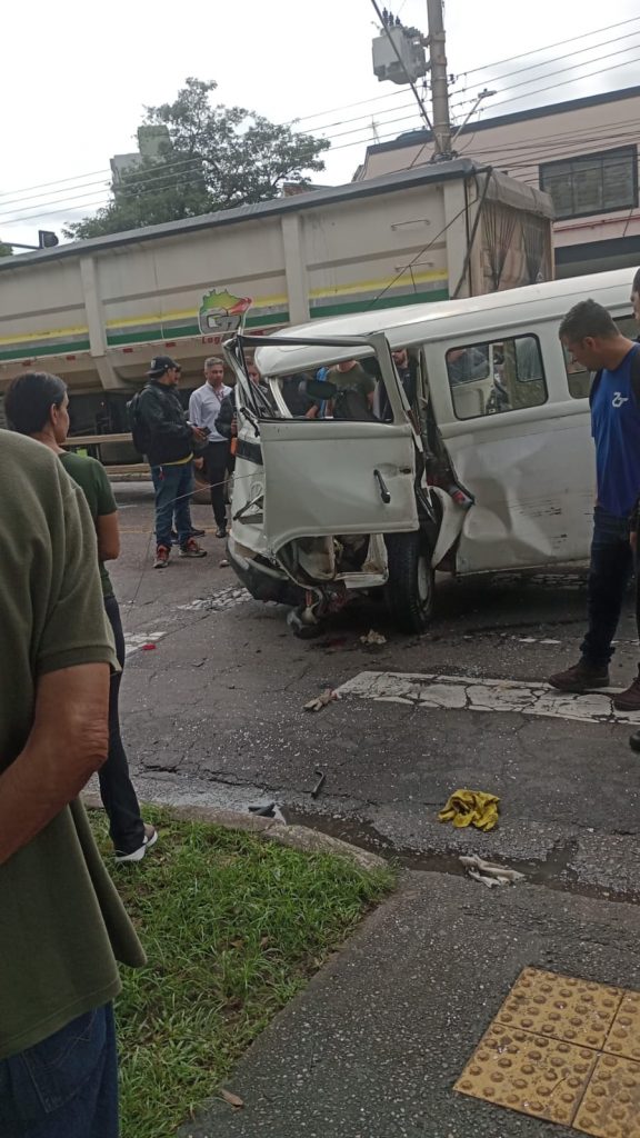 Acidente entre Kombi e caminhão deixa homem ferido no Parque Industrial