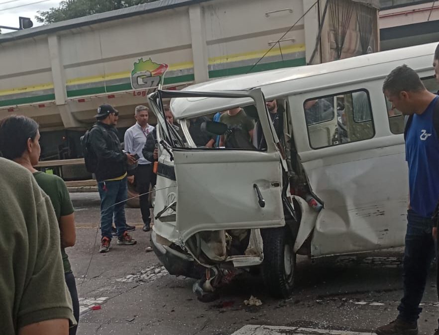 Acidente entre Kombi e caminhão deixa homem ferido no Parque Industrial