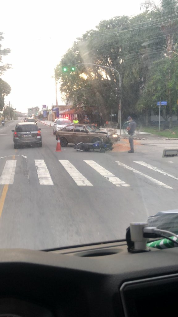 Acidente entre carro e moto deixa motociclista com múltiplas fraturas no centro