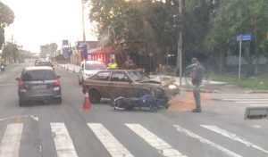 Acidente entre carro e moto deixa motociclista com múltiplas fraturas no centro