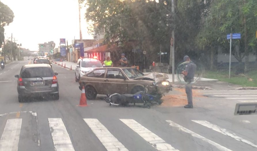 Acidente entre carro e moto deixa motociclista com múltiplas fraturas no centro