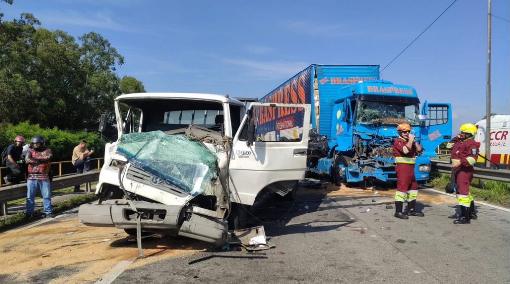 Acidente na Via Dutra bloqueia trânsito em Jacareí