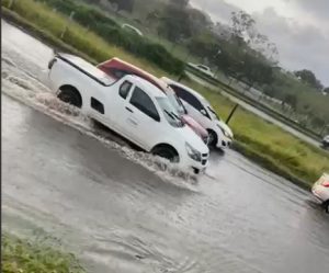 Alagamento na Via Dutra causa transtornos na entrada do Vista Verde