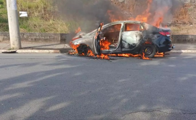 Carro pega fogo após motorista bater em poste!