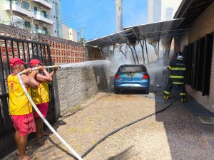 Carro pega fogo em garagem e mobiliza bombeiros em Ubatuba
