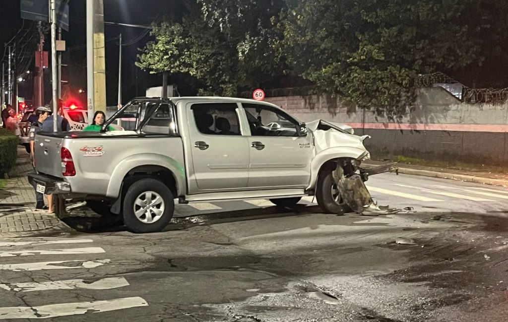 Colisão entre carro e caminhão causa vazamento em São José dos Campos