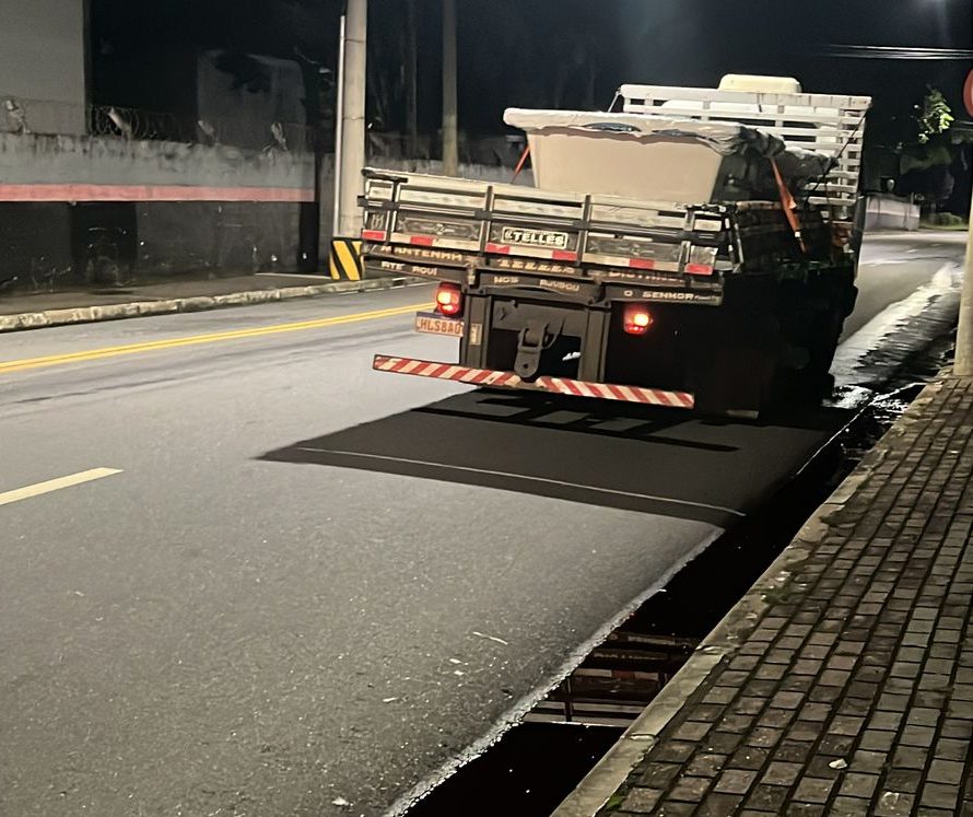 Colisão entre carro e caminhão causa vazamento em São José dos Campos