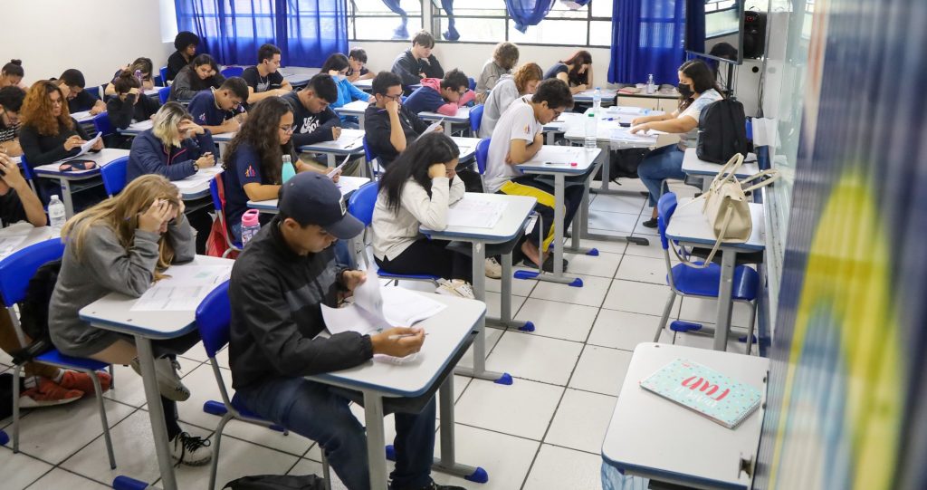 Escolas estaduais terão aulas aos sábados para competições