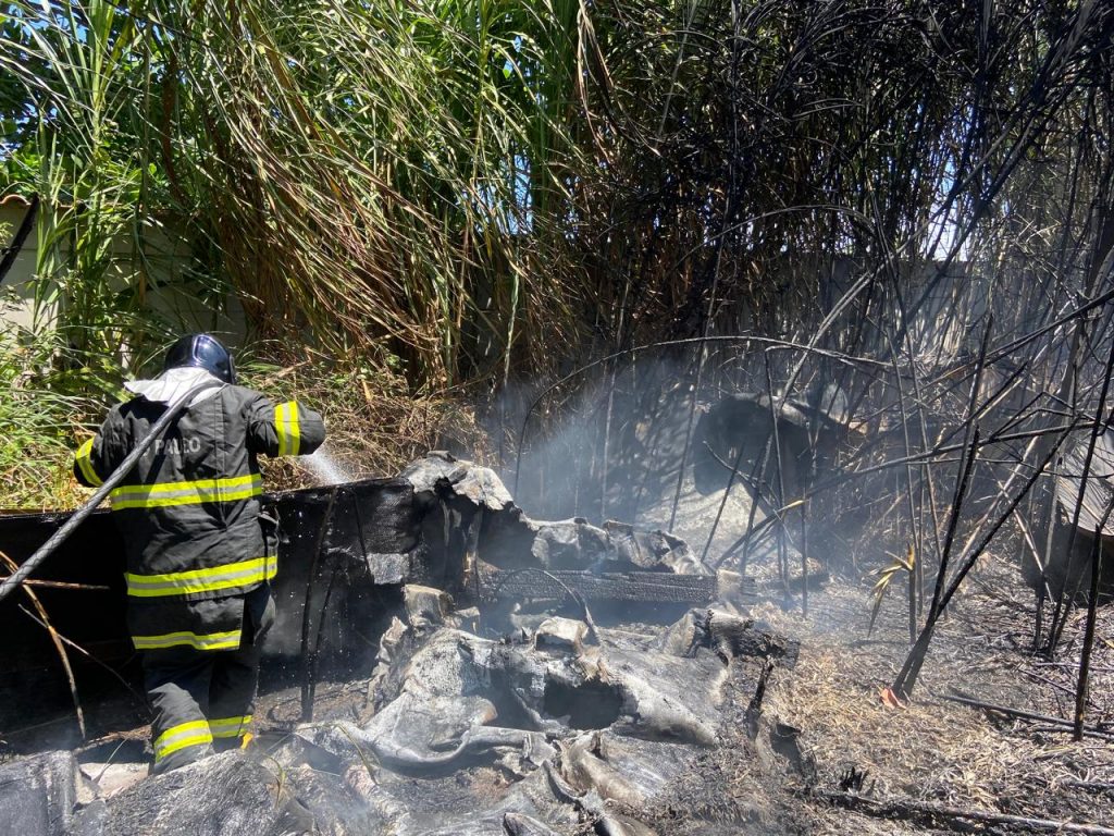 Incêndio destrói quatro lanchas que seriam reformadas em Caraguá