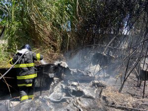 Incêndio destrói quatro lanchas que seriam reformadas em Caraguá
