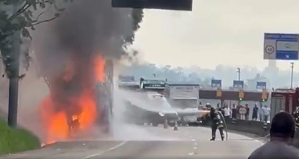 Incêndio em caminhão bloqueia Via Dutra em Jacareí