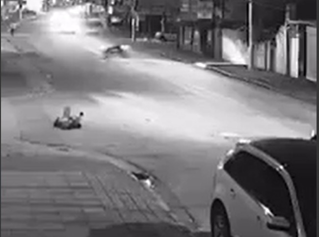 Motociclista cai após ser tocada por carro na Vila Tesouro; Vídeo!