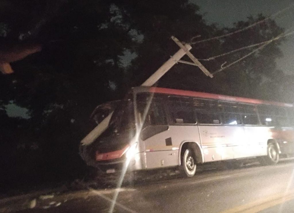 Ônibus colide com poste na rua Caravelas e deixa moradores sem energia