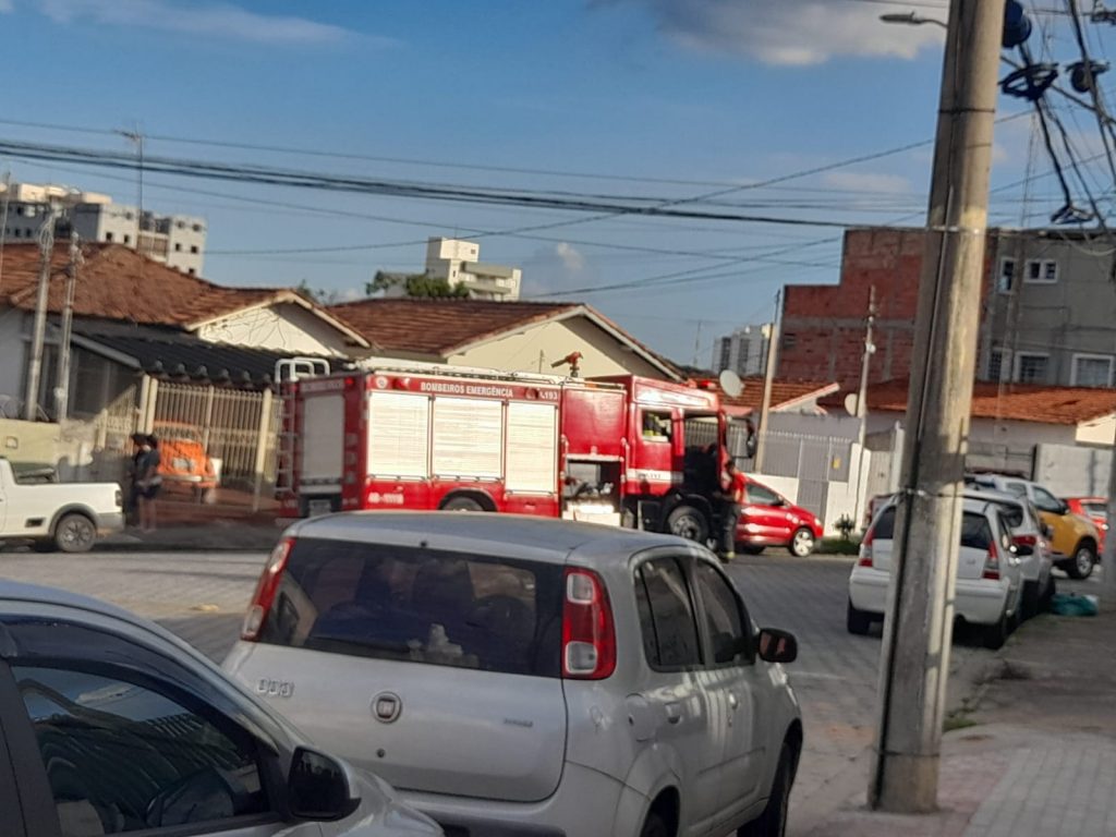 Poste de energia que alimenta torre de telefonia entra em curto na região central