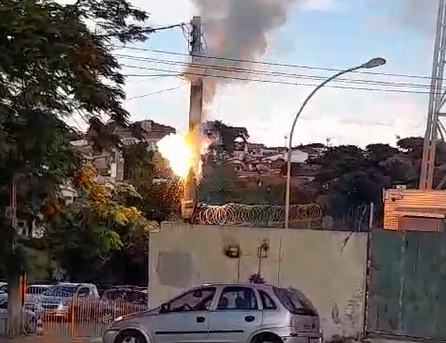 Poste de energia que alimenta torre de telefonia entra em curto na região central