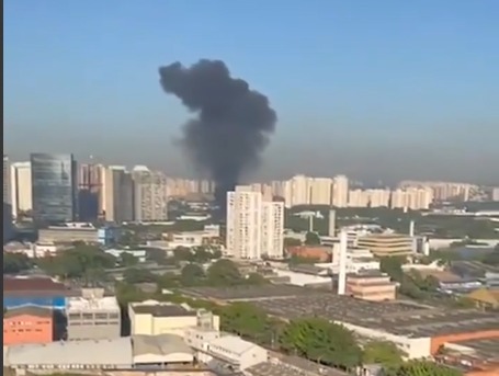 Queda de avião em São Paulo interdita avenida na Barra Funda
