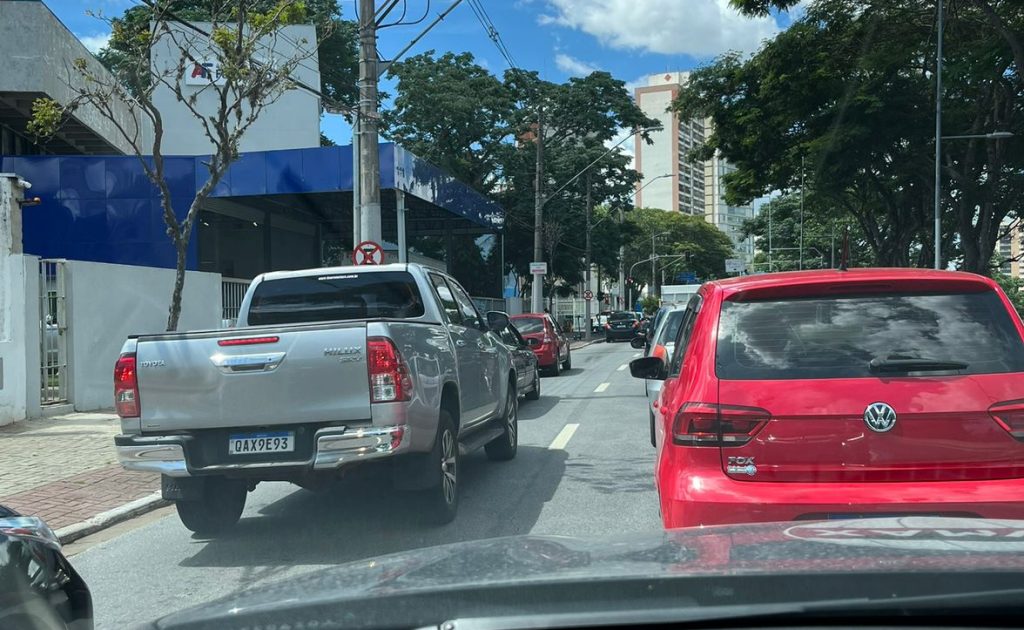 Trânsito na avenida Madre Tereza trava por estacionamento de comércio