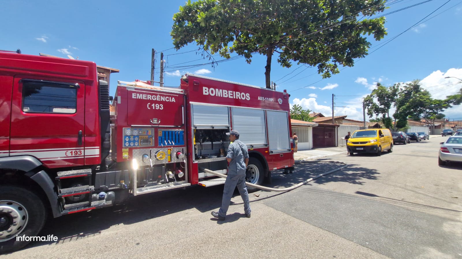 Sótão de casa pega fogo no Jardim Alvorada em São José