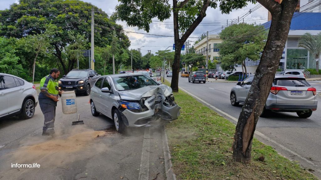 Motorista perde o controle e atinge árvore em avenida do Aquarius