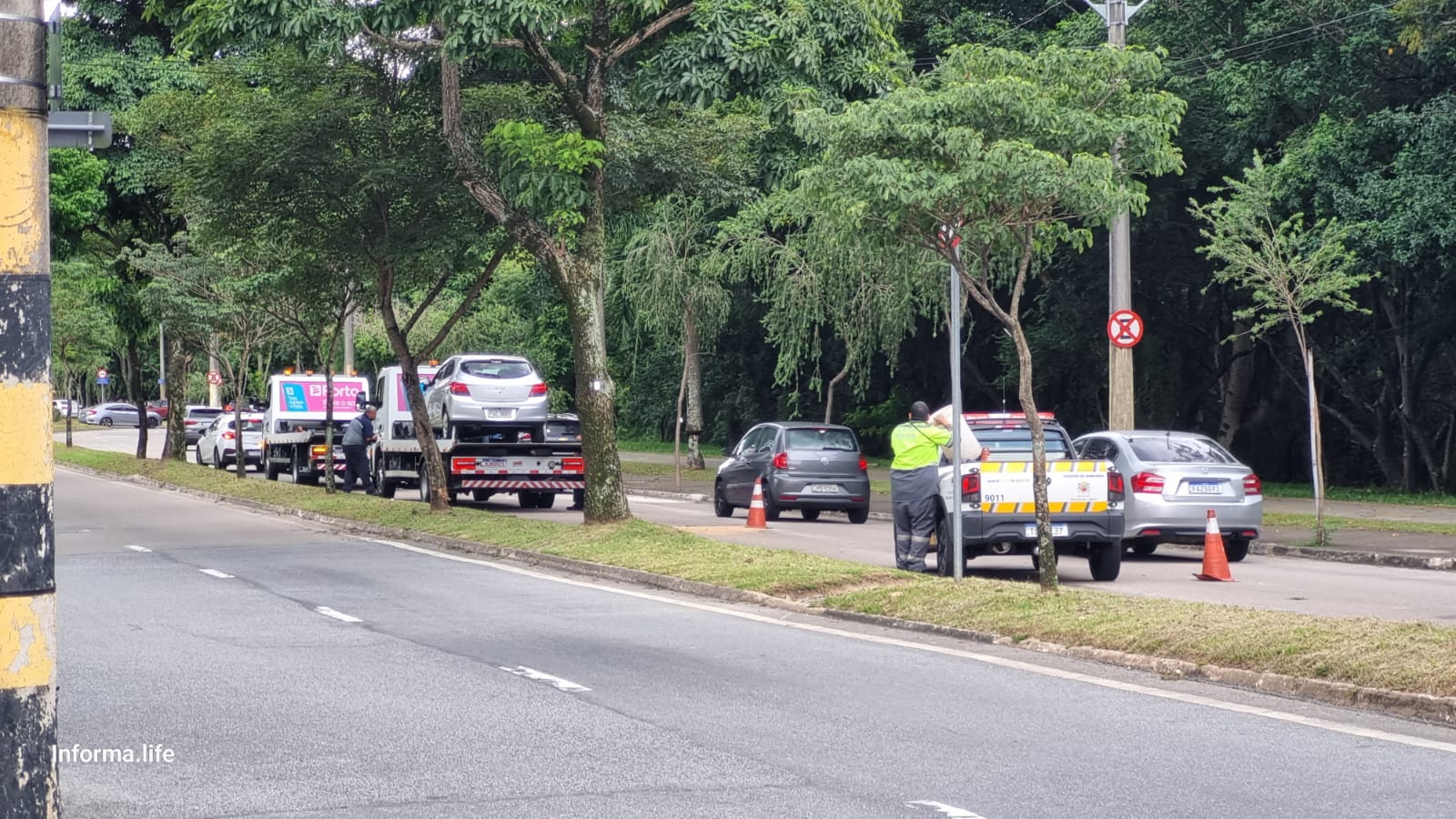 Motorista perde o controle e atinge árvore em avenida do Aquarius