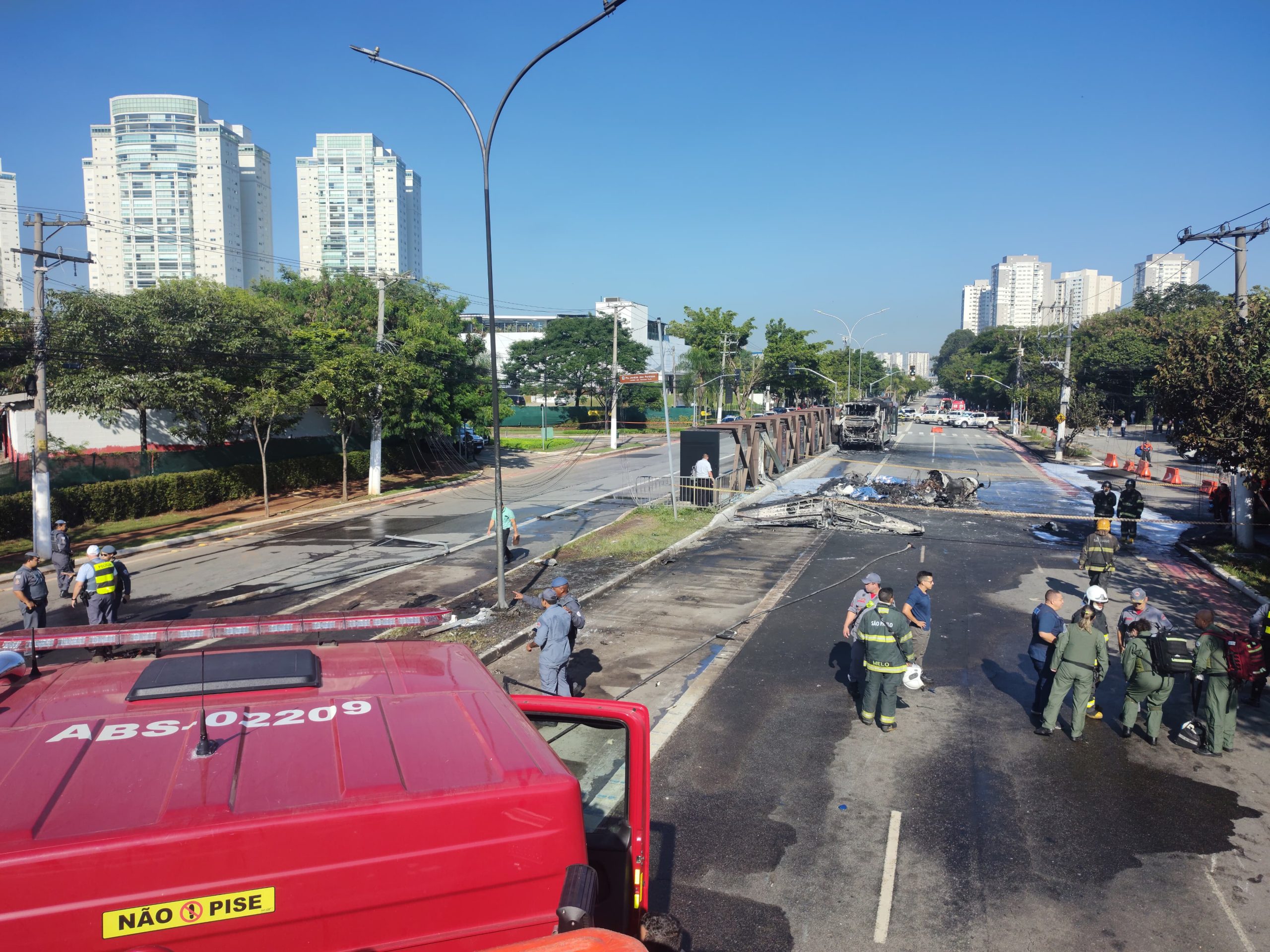 Queda de avião em São Paulo deixa 2 mortos e 7 feridos