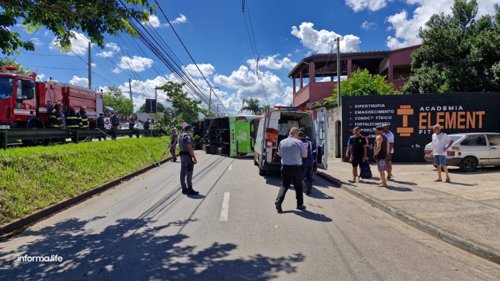 Ônibus tomba em São José dos Campos e deixa seis feridos