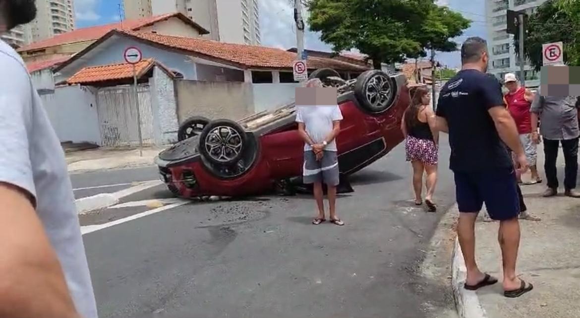 Carro tomba após colisão no Jardim das Industrias em São José 